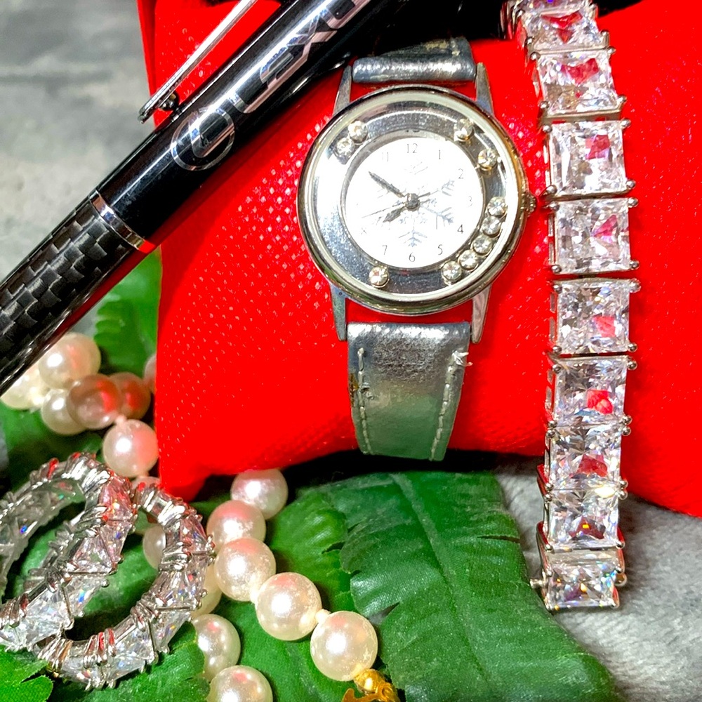 Silver Snowflake Fashion Watch, Floating Stones Dail, NWT